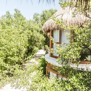 4* Отель Mamasan Treehouses &